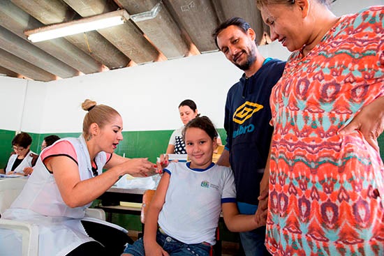 &Juliana recibe la vacuna con el apoyo de sus padres. Ella es una de las ninas enfermera designadas por la escuela para conversar con sus companeros sobre la vacuna contra el VPH.