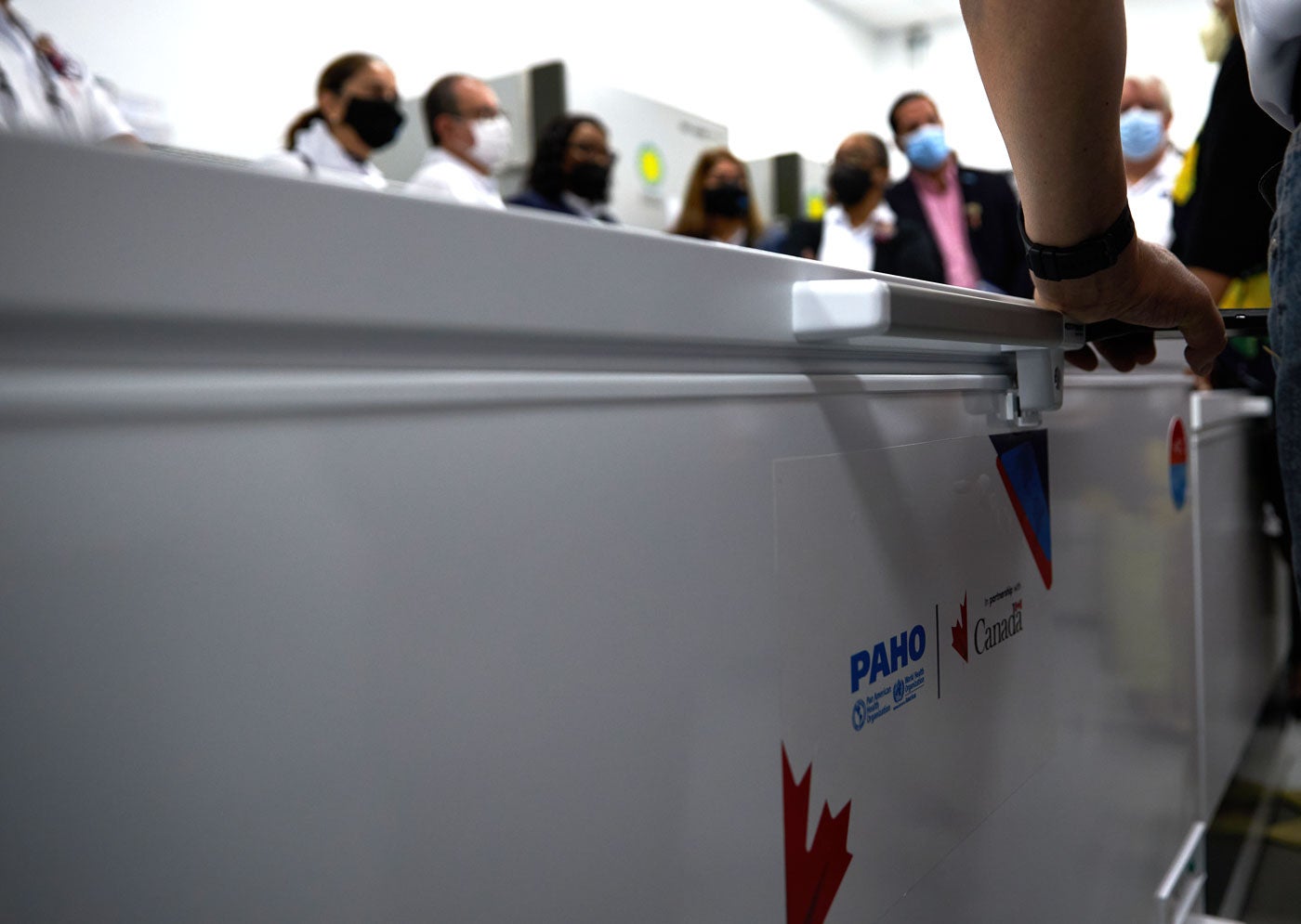 Nuevo refrigerador donado por el Gobierno de Canadá al Programa Ampliado de Inmunizaciones de Panamá. (OPS)