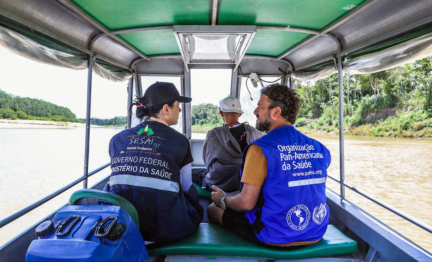 Equipe da OPAS e SESAI fazem trajeto de barco até a aldeia Boaçu