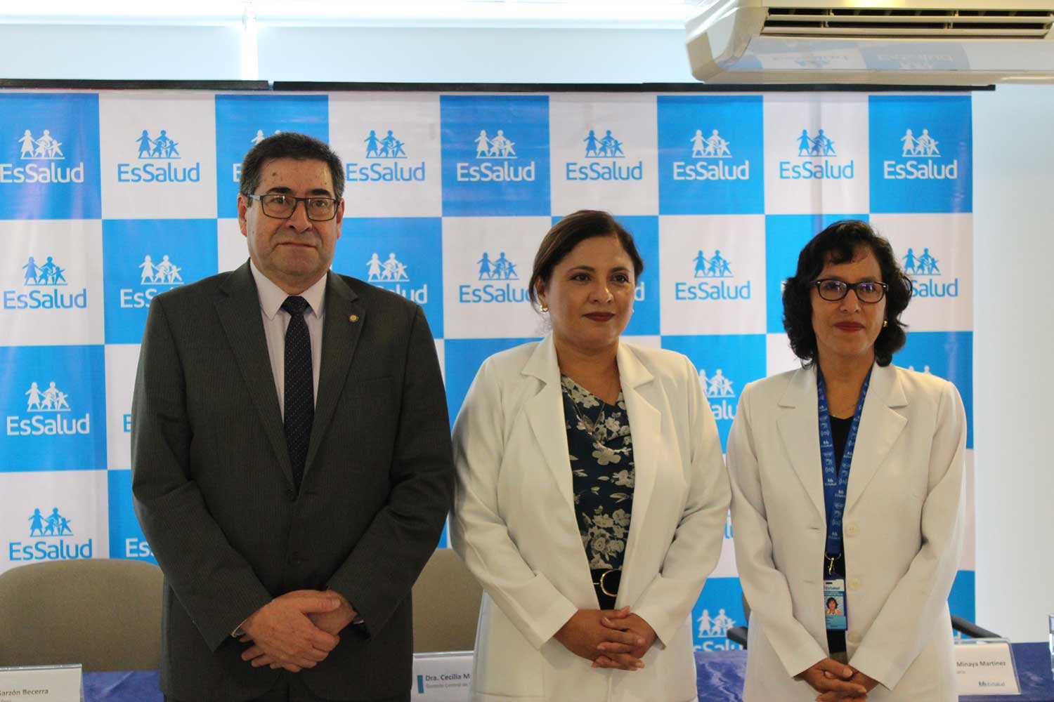 Dr. Carlos Roberto Garzón, Representante de la OPS/OMS Perú; Dra. Cecilia Bedoya, gerente central de prestraciones de salud de EsSalud; y Dra. Gabriela Minaya, gerente de medicina complementaria de EsSalud