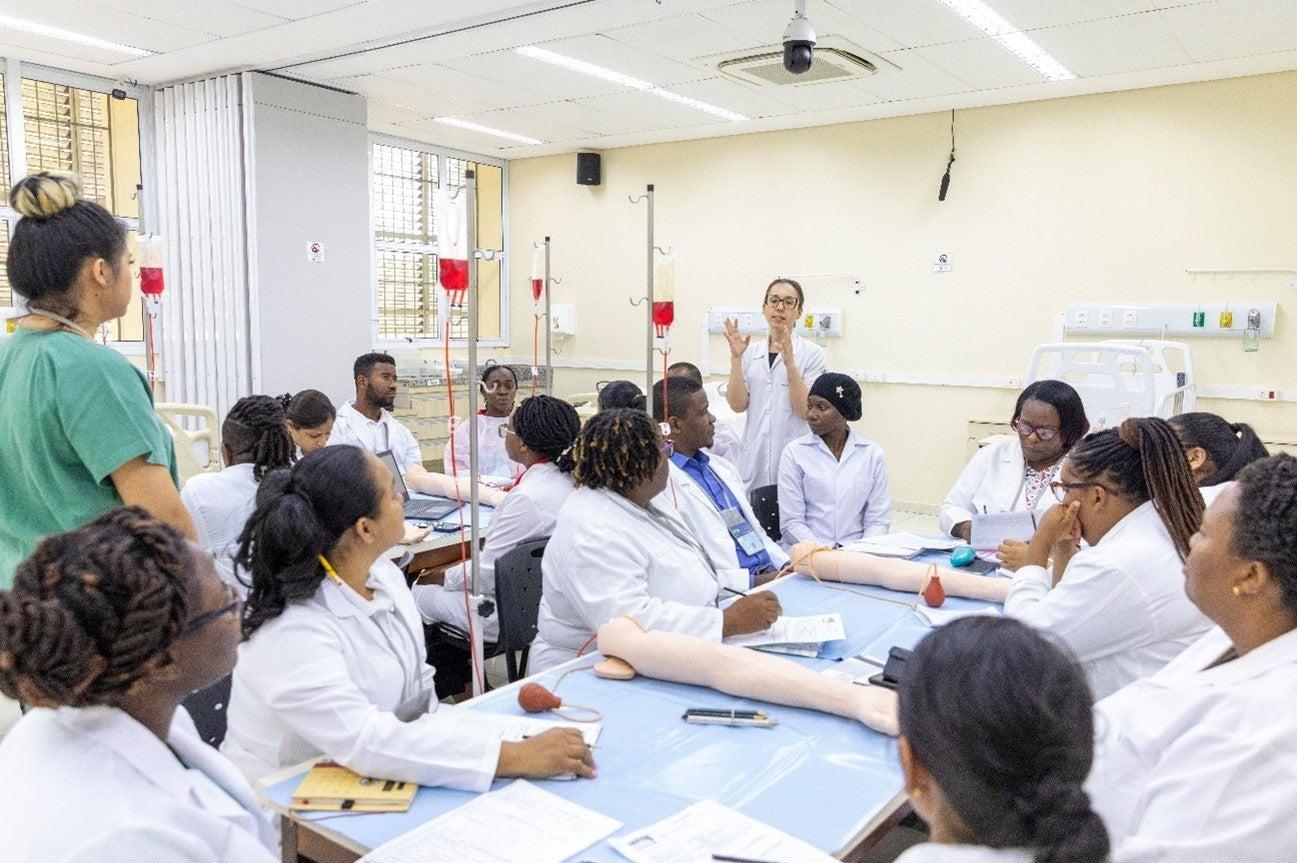 Professor Fernanda Gimenes guides tutors in a low-fidelity simulation of an arterial puncture.