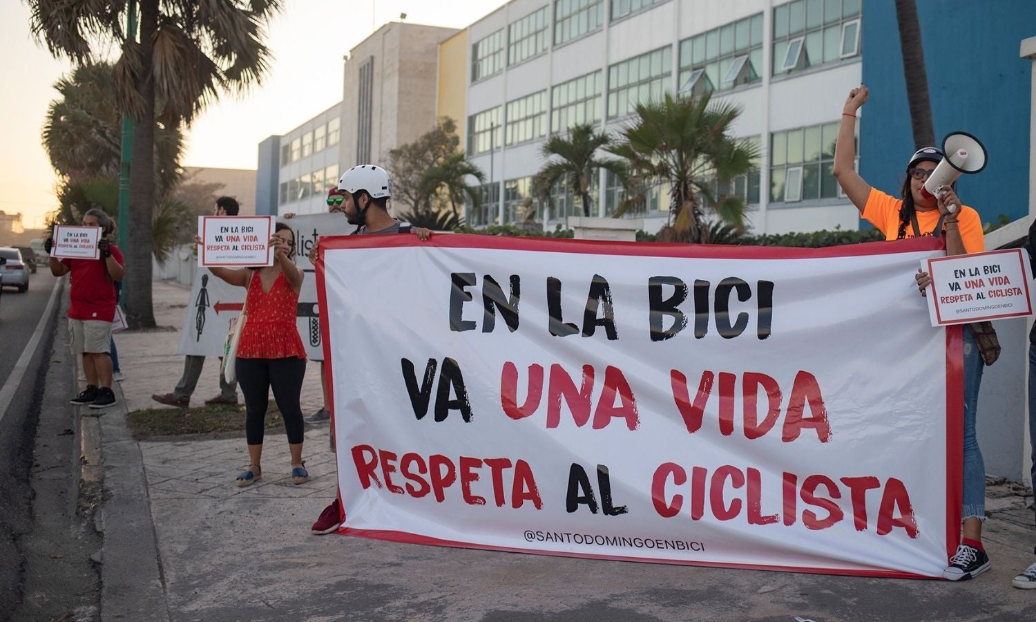 Activistas reclaman en calles respeto a ciclistas