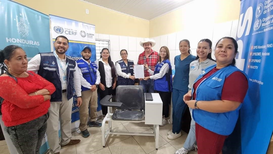 Alcalde de Dolores Merendón recibe donación para instalar laboratorio