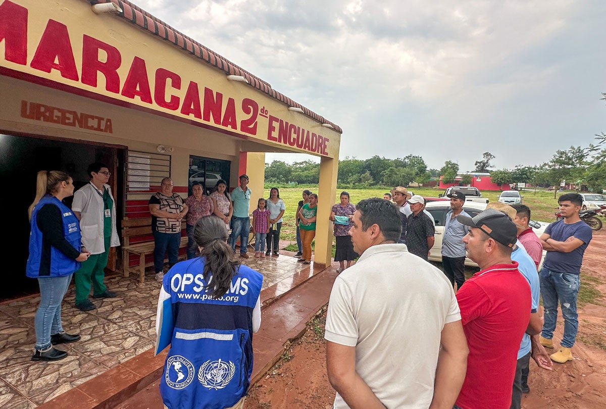 Representantes de la OPS conversan con la comunidad durante una visita a la Unidad de Salud Familiar de Maracaná 2do Encuadre.