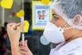   French  Formal/informal Un agent de santé se prépare à vacciner contre la COVID-19 Un agent de santé se prépare à vacciner contre la COVID-19