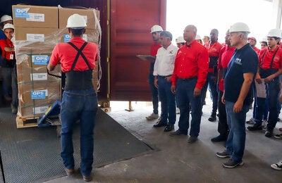 El Representante de OPS en Venezuela, Cristián Morales (al frente, con casco blanco y franela azul) estuvo en la entrega de los medicamentos para VIH y tuberculosis