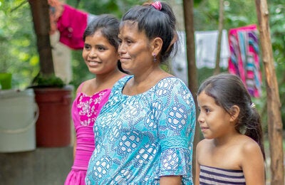Doña Elsa y sus hijas reciben teleconsulta en Trinidad-Santa Bárbara