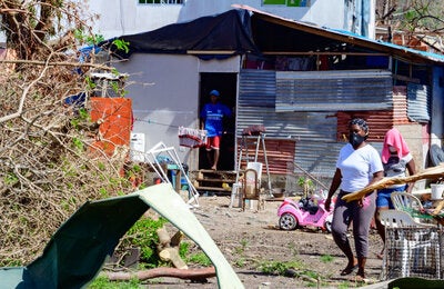 Árbol caído y casa afectada por huracán Iota. Colombia. 2022