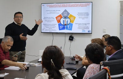 El doctor Benjamín Puertas, jefe de la unidad de Recursos Humanos para la Salud, realiza una presentación ante representantes de la Universidad de Ciencias de la Salud