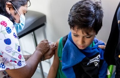Foto de niño que está recibiendo una vacuna