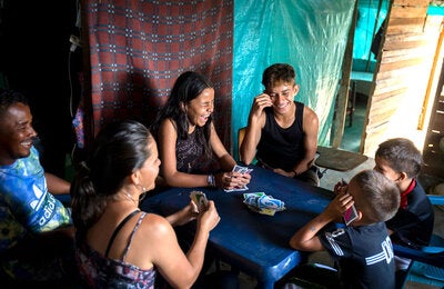 Una familia juega cartas: padres e hijos.