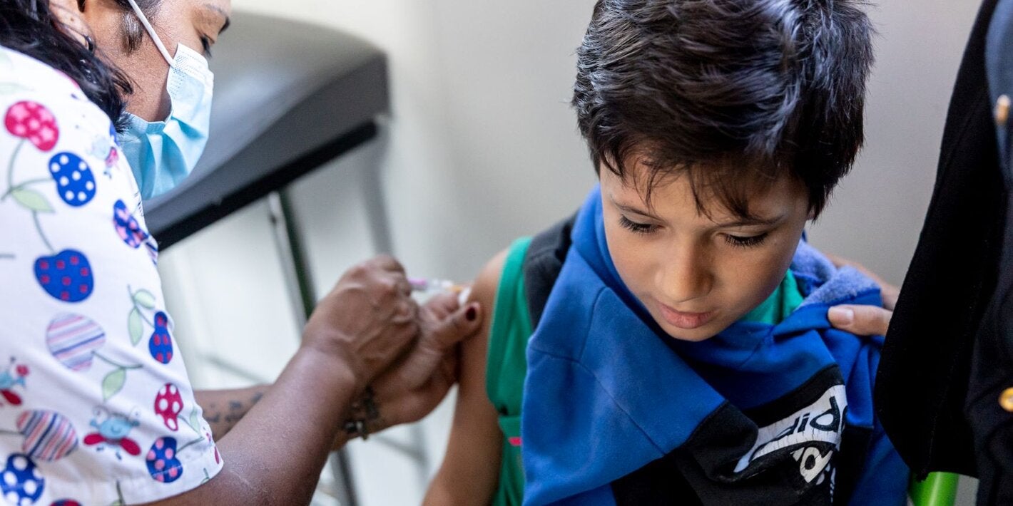Foto de niño que está recibiendo una vacuna