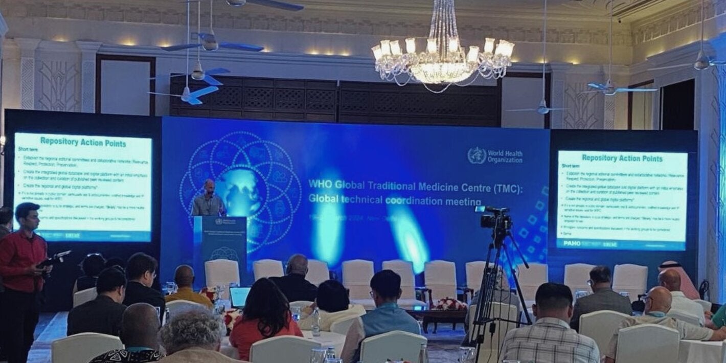 El director de BIREME, João Paulo Souza, coordina una sesión durante el 'Encuentro Técnico Global en Medicina Tradicional de la OMS', celebrado en Nueva Delhi, India, en marzo de 2024.