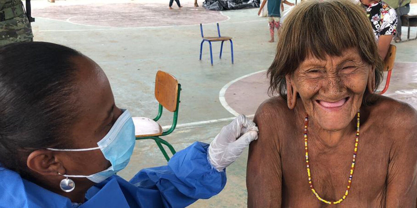 Mujer indígena mayor es vacunada