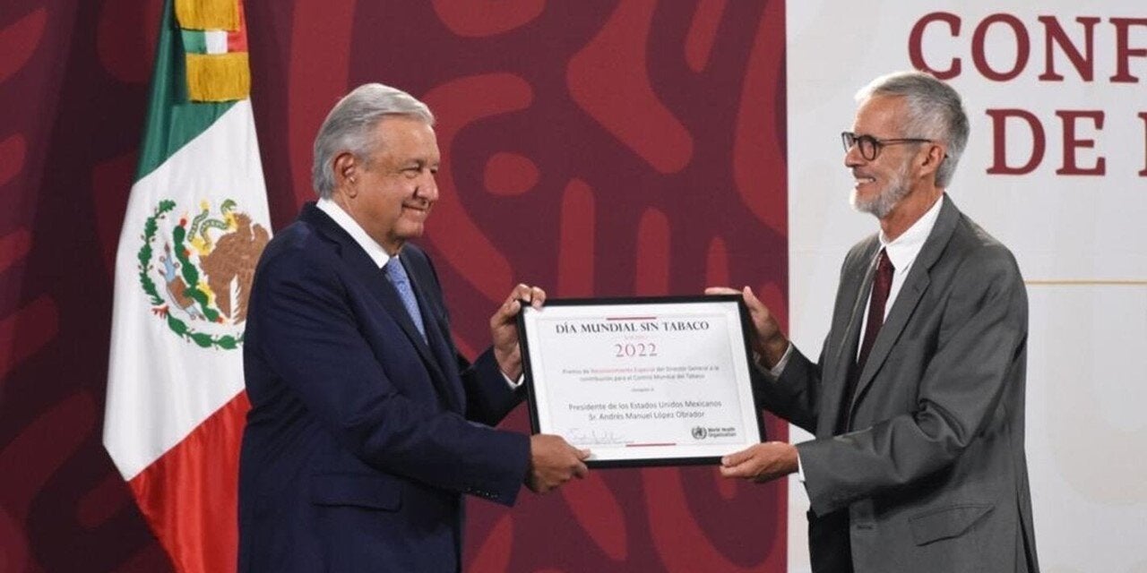 O Presidente do México, Andrés Manuel Lopez Obrador, recebe o Prêmio Especial do Diretor-Geral da OMS apresentado pelo PWR do México, Dr. Miguel Malo
