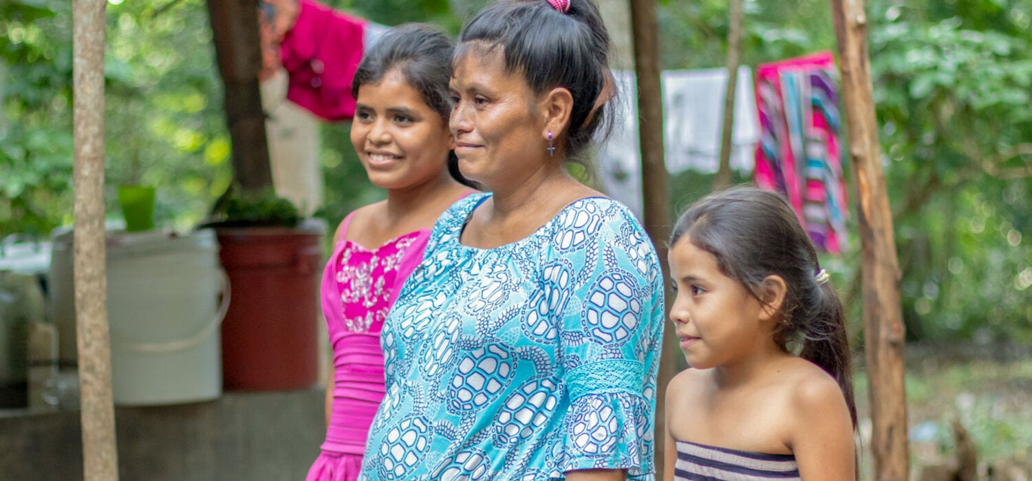 Doña Elsa y sus hijas reciben teleconsulta en Trinidad-Santa Bárbara