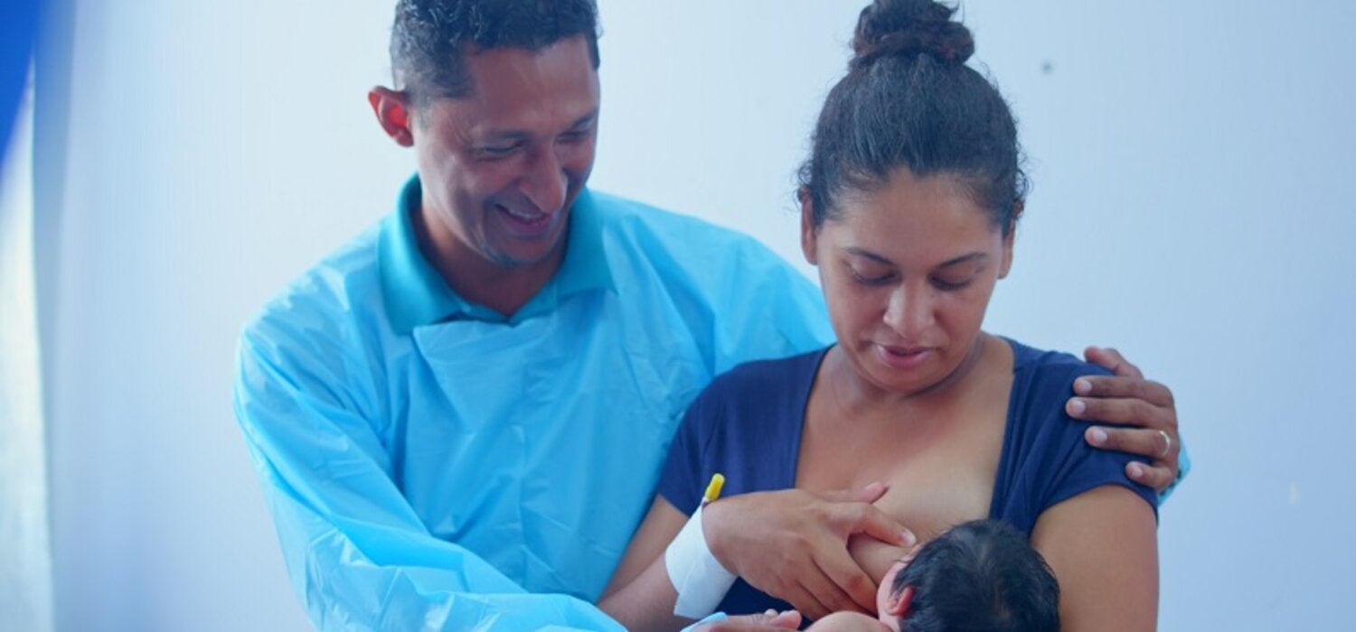 Yuri Figueroa  junto a su bebé y su esposo en la sala de recuperación del Hospital Santa Bárbara, Honduras