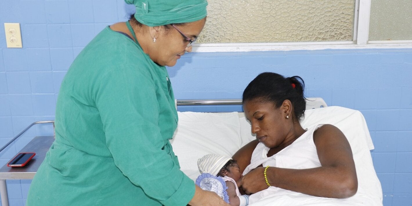 Enfermera cuida a la madre y su bebé