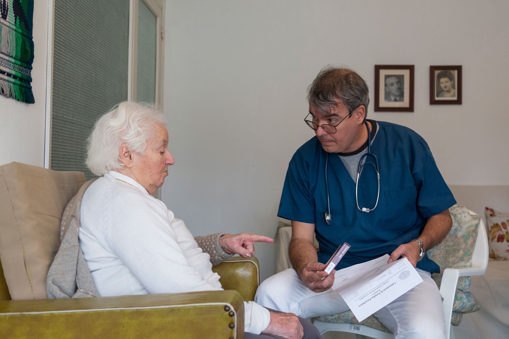Médico examina a paciente adulto mayor