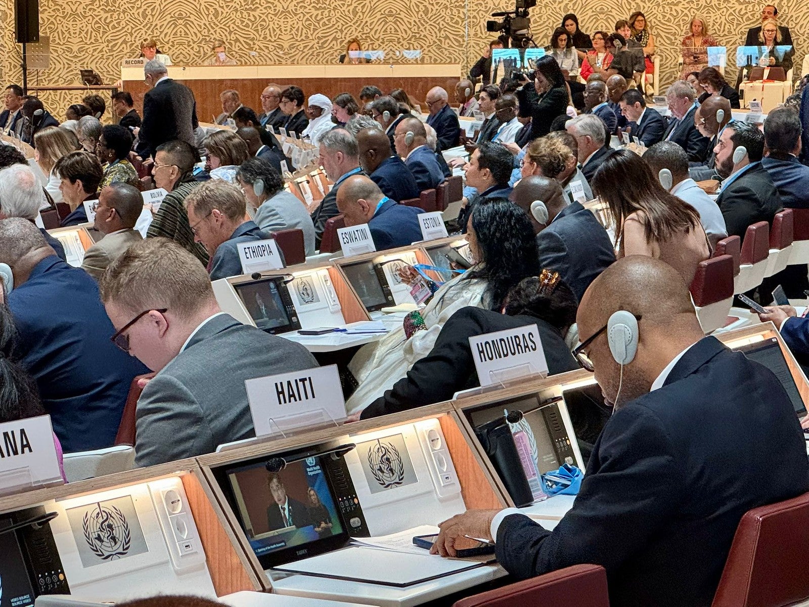 L’Assemblée de l'OMS.