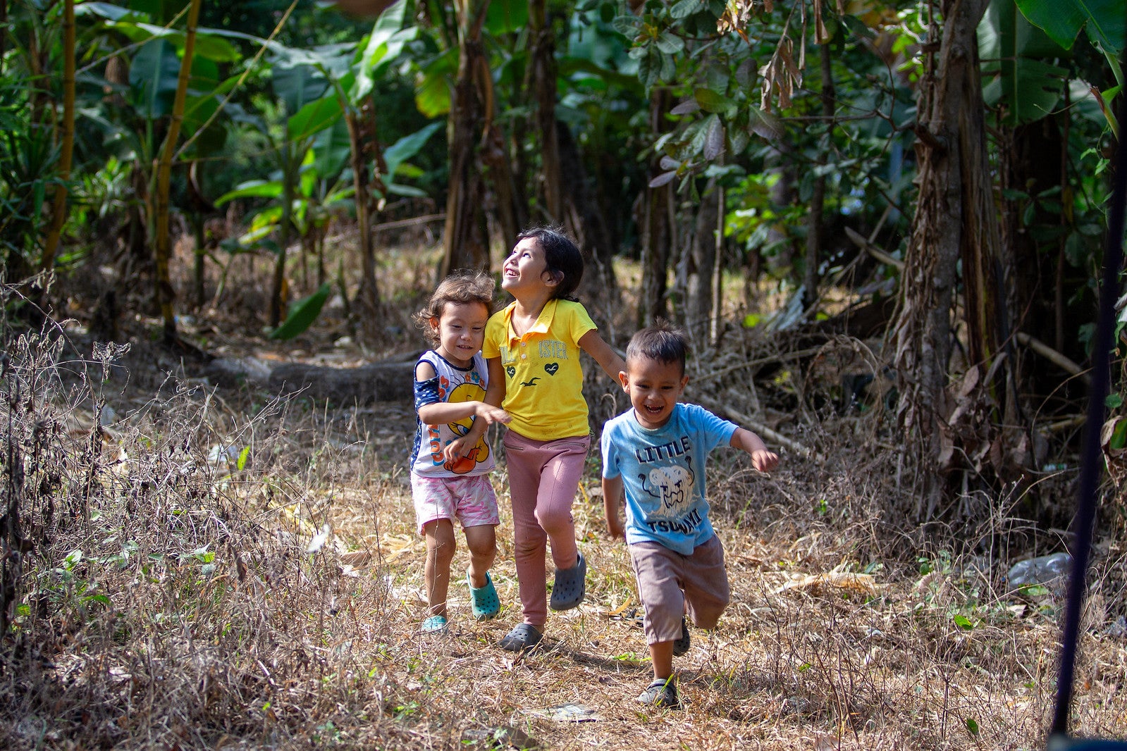 Des enfants courent dans les champs. L'initiative pour l'élimination du trachome dans la Région des Amériques se rend à El Salvador.