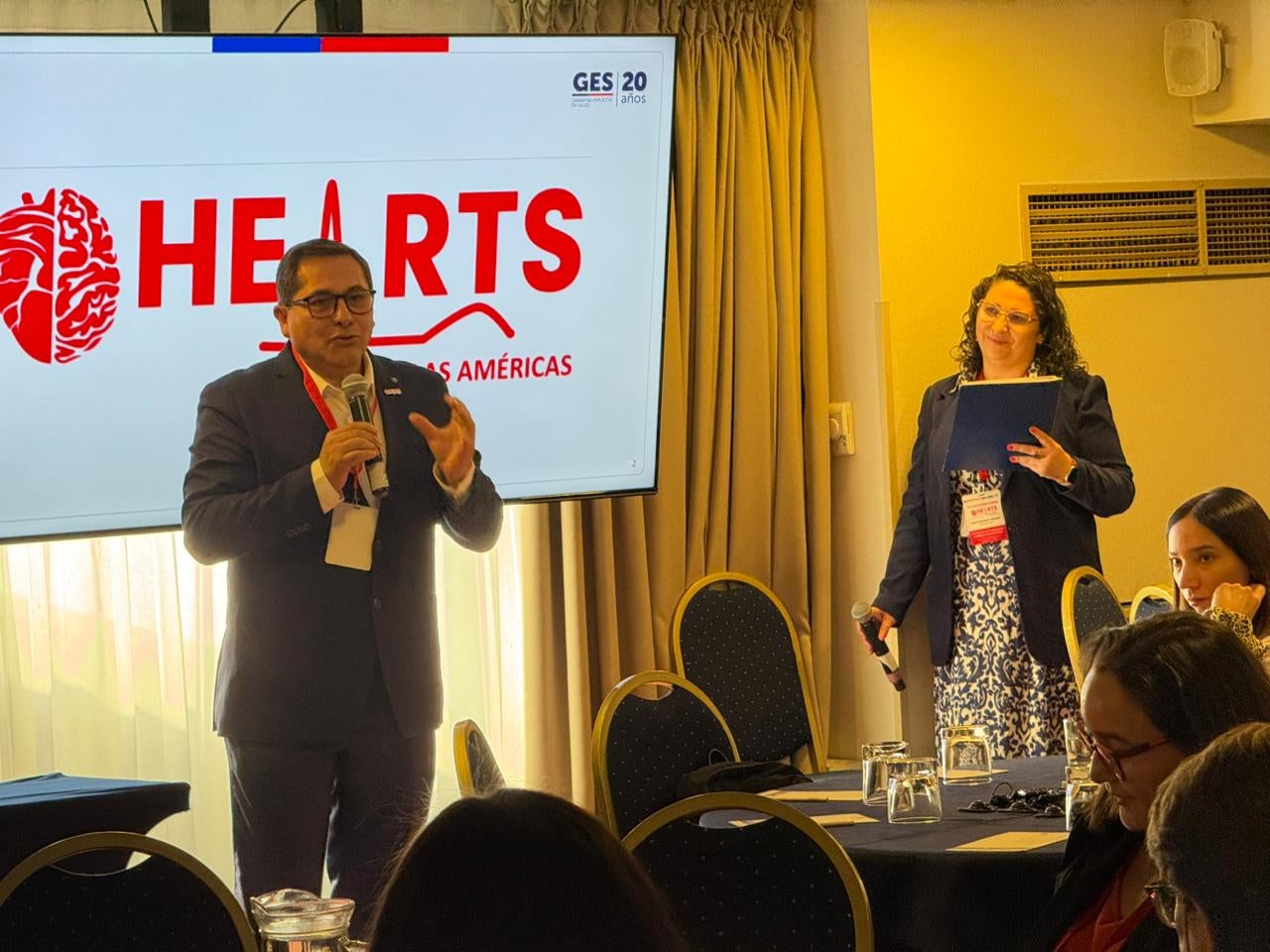Le représentant de l’OPS/OMS lors d’un événement Chile Hearts.