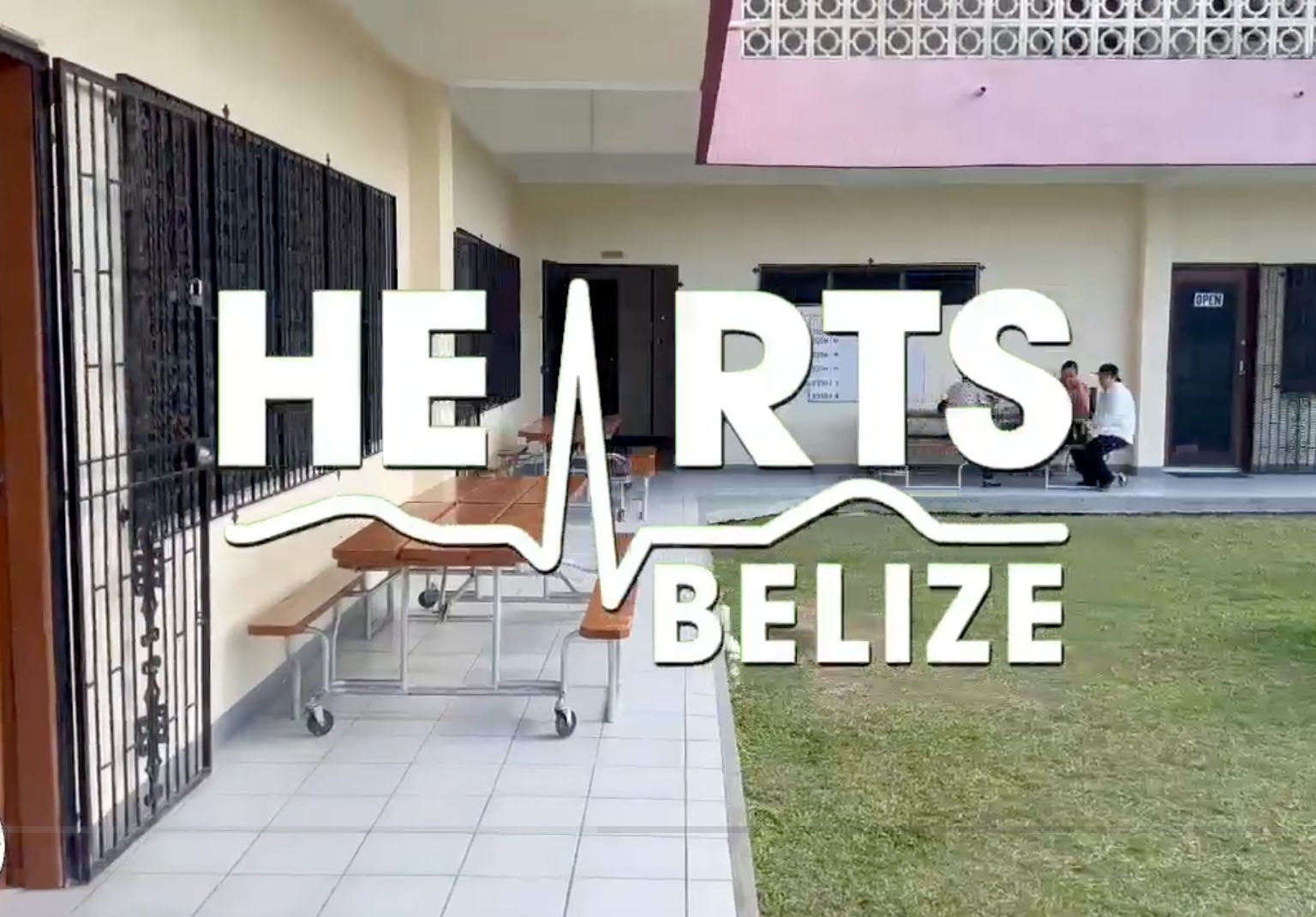 Un enfant est ausculté par un médecin dans un centre de soins de santé primaires.