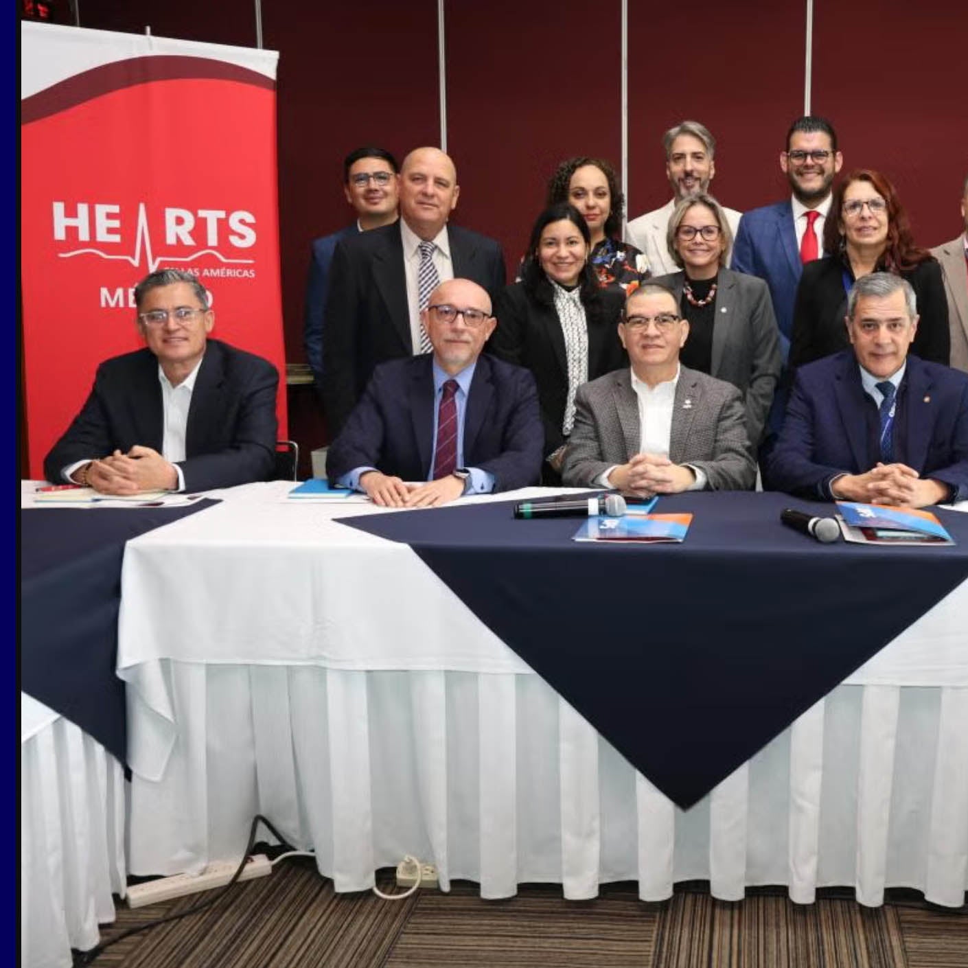 Criança sendo atendida por um médico em uma unidade de atenção primária