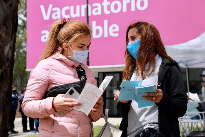 Personal de salud realizando acciones de promoción de la salud en el espacio