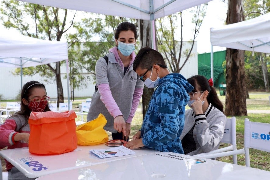 Personal de salud realizando acciones de promoción de la salud en el espacio