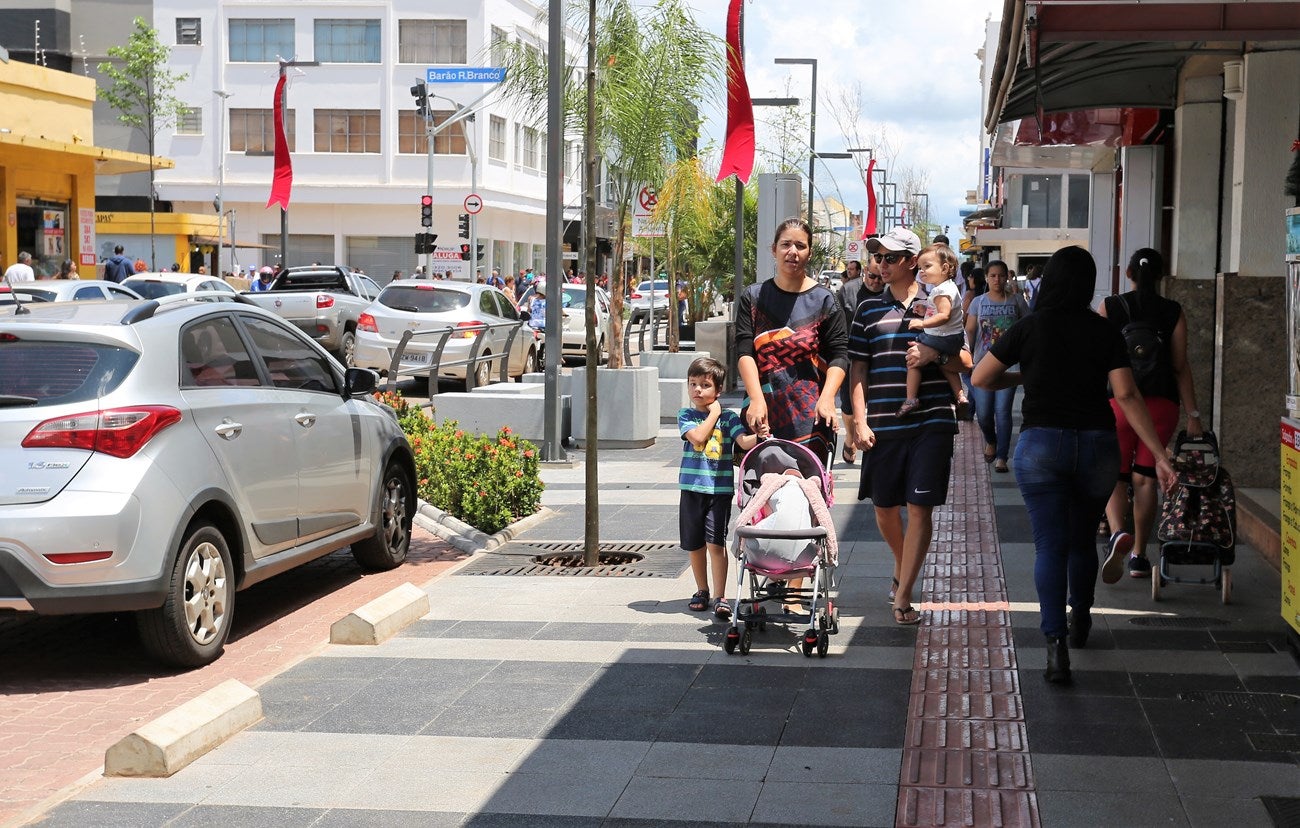 Aspecto de una calle en Campo Grande, con personas caminando por la acera