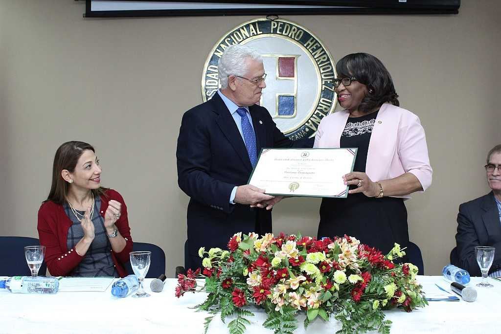 Dra. Carissa F. Etienne reconocida como Visitante Distinguida