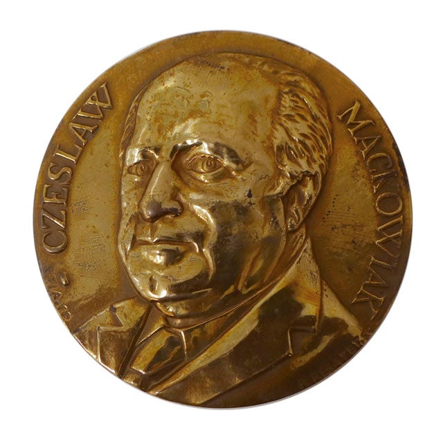 Medalla Czeslaw Mackowiak por los “30 ans d’Activite Scientifique au Service de la Virologie Industrielle: de la Fievre Aphteuse à la Poliomyelite”. IFFA Merieux 