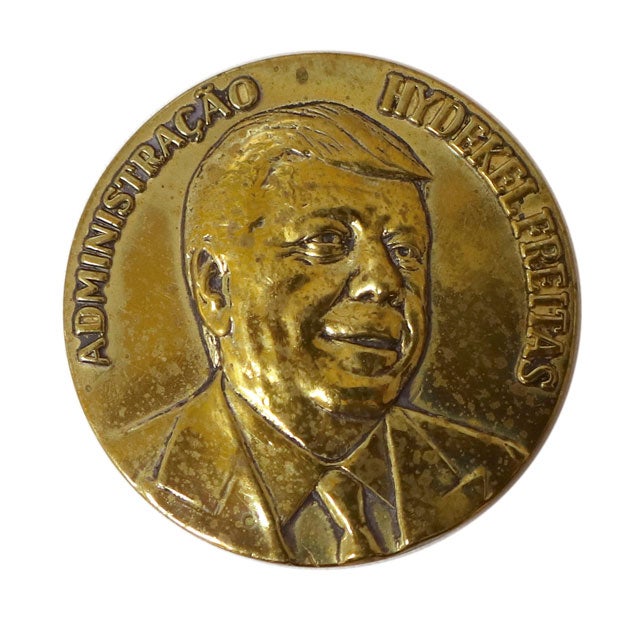 Medalla “Hydekel Freitas” concedida por ACIDC en homenaje a los amigos de la Ciudad en 13 de mayo del 1984