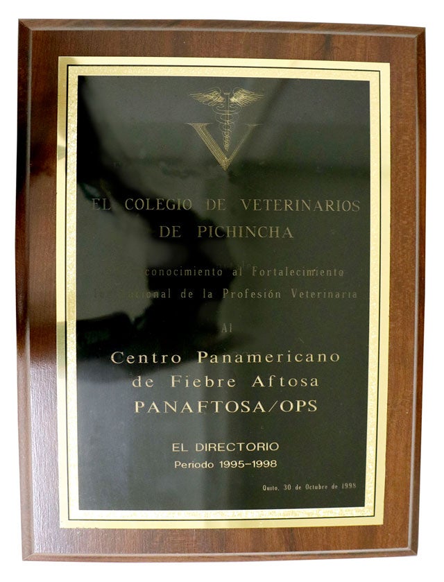 1998 – Concedida por el Colégio Veterinario de Pichincha – Ecuador  