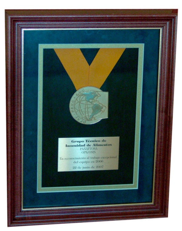 Medalla de la OPS al equipo de la area de inocuidad de PANAFTOSA en reconocimiento al trabajo excepcional. 22 junio del 2007