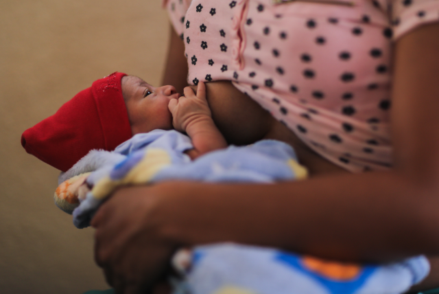 bebe lactando de su mama