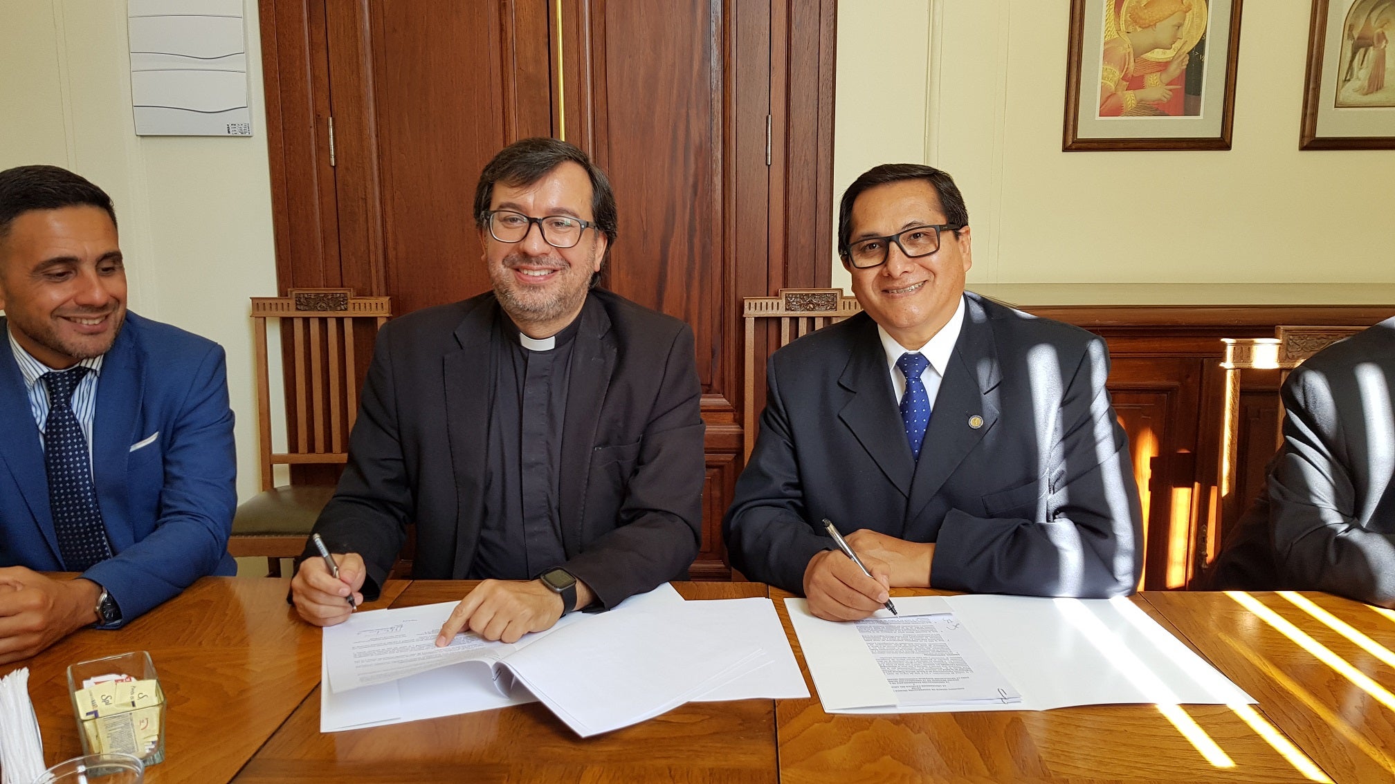 firmando el convenio