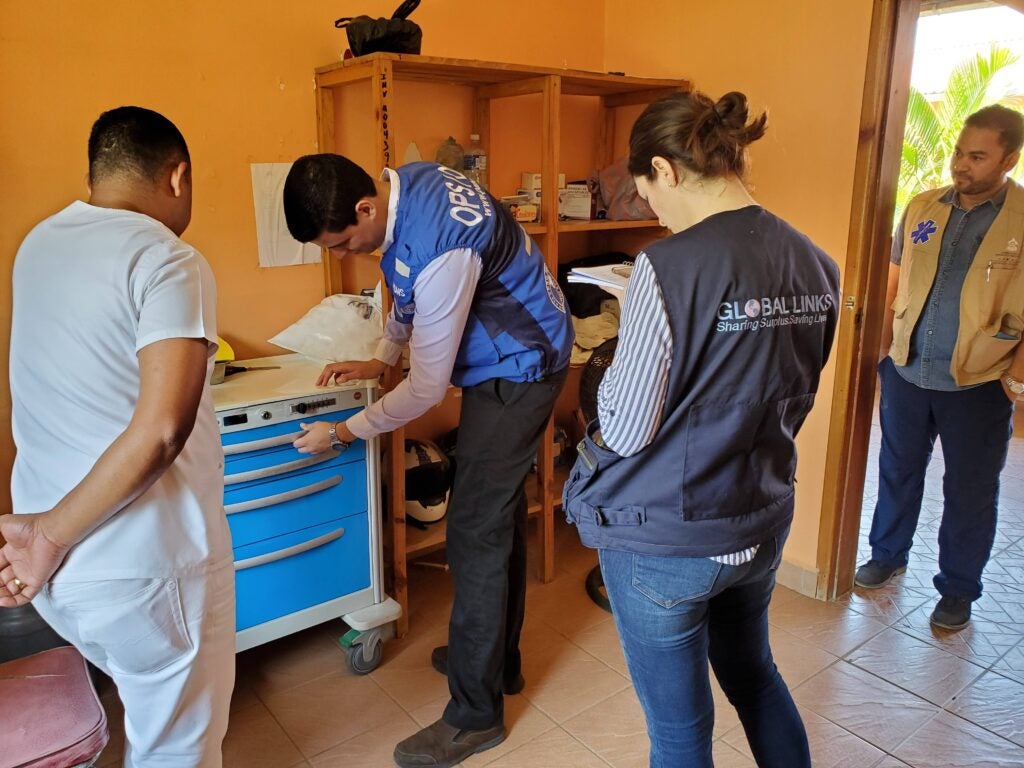 Hospital staff (in white), consultant for PAHO Honduras, Dr. Hector Alfaro (blue vest), Global Links staff, and the director of the health network of Yoro, Dr. Morillo, (brown vest) worked together to reset the lock on a crash cart.