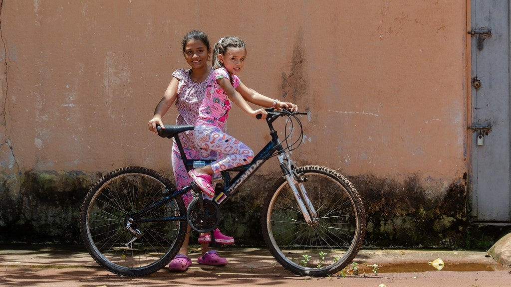 niñas en bici