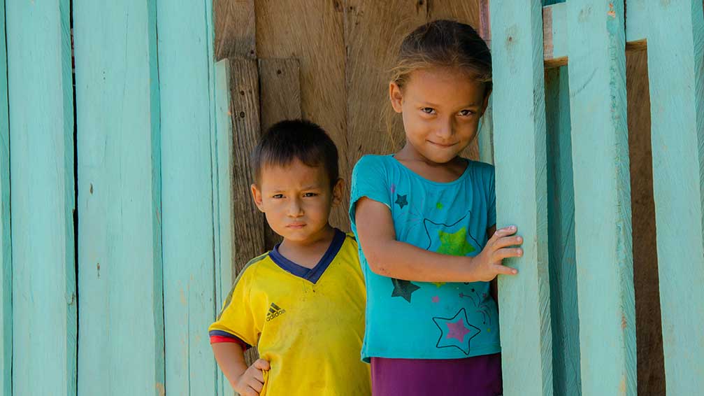 Niño y niña de pie