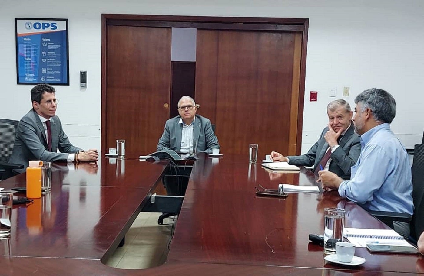 Encuentro entre autoridades de la OPS y la Embajada de Suiza