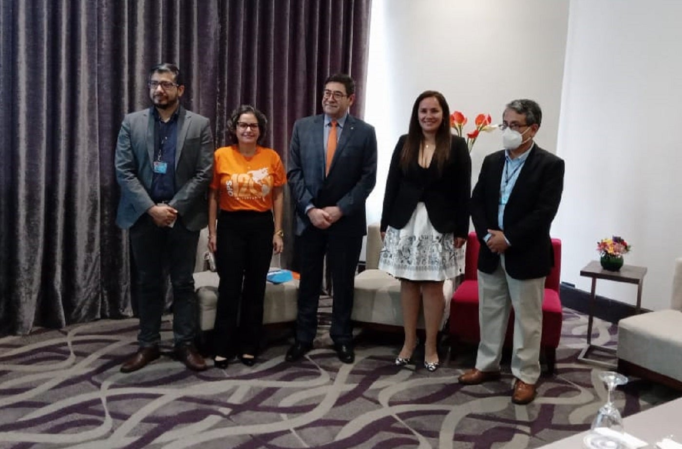 (Izq. a Der.) Dr. Alexis Holguín, director General de Intervenciones Estratégicas en Salud Pública del Ministerio de Salud; Dra. Vivian Pérez, asesora de Enfermedades No Transmisibles y Determinantes de la Salud de OPS; Dr. Carlos Garzón, Representante de la OPS en Perú; Klaris Zúñiga, del equipo técnico de Salud Mental de Minsa; y Dr. Yuri Cutipé, director ejecutivo de Salud Mental de Minsa. 