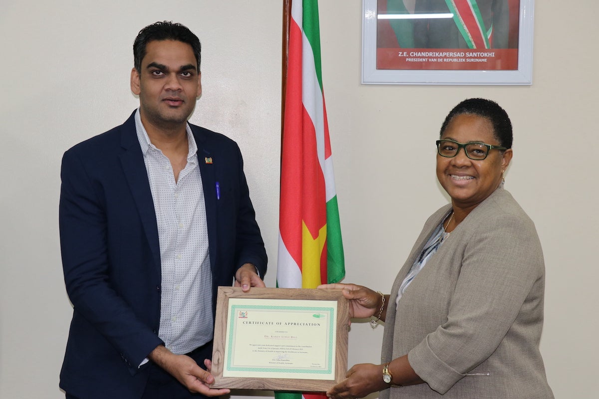 Minister of Health Suriname shows appreciation for outgoing PAHO/WHO