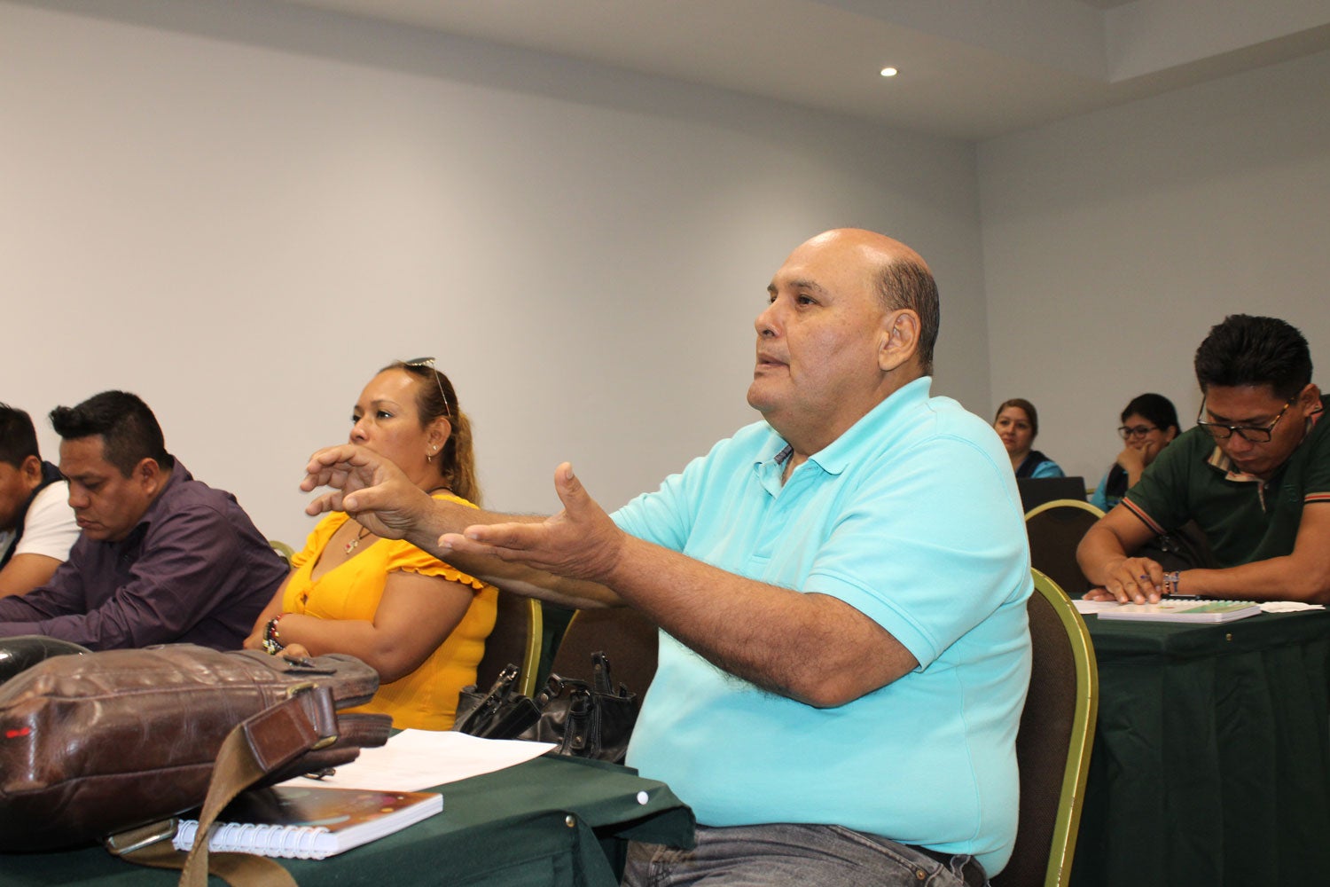 Asistente participando durante la sección de práctica del taller