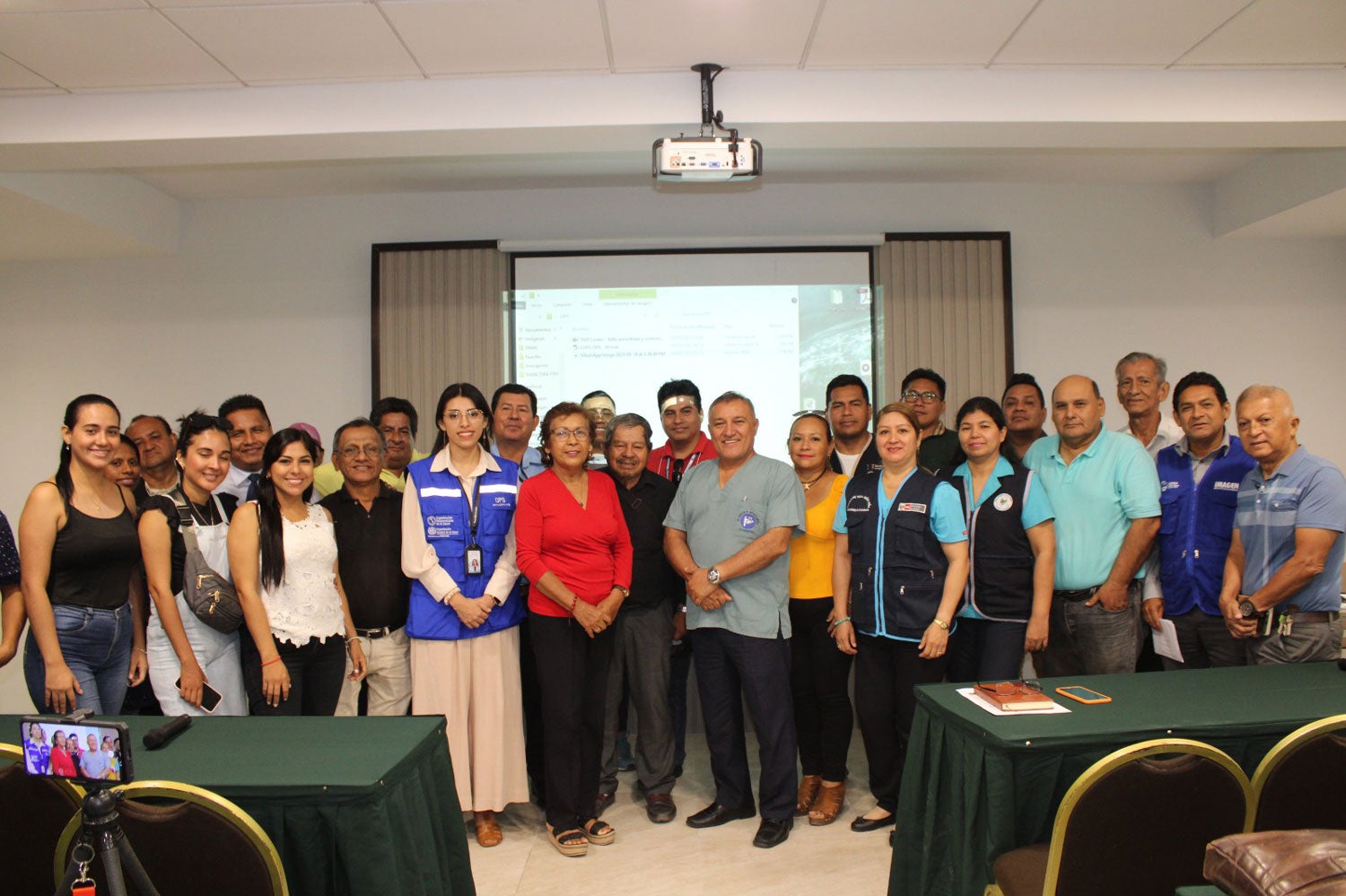 Asistentes del taller junto a autoridades