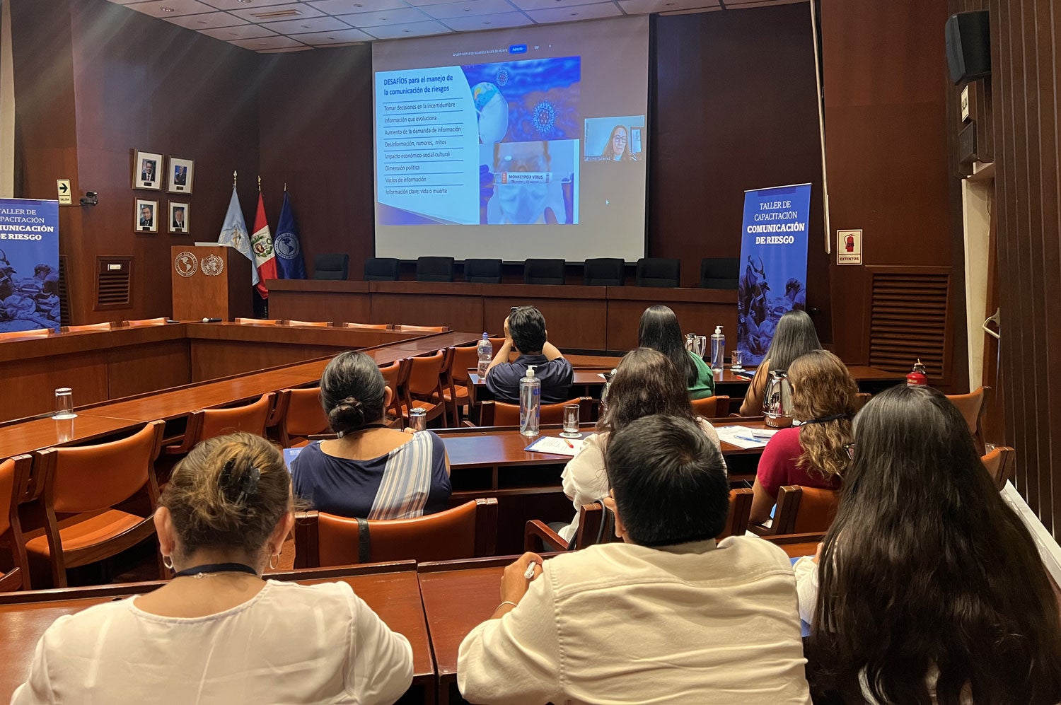 Exposición de Vilma Gutiérrez, especialista de comunicación de riesgos de OPS