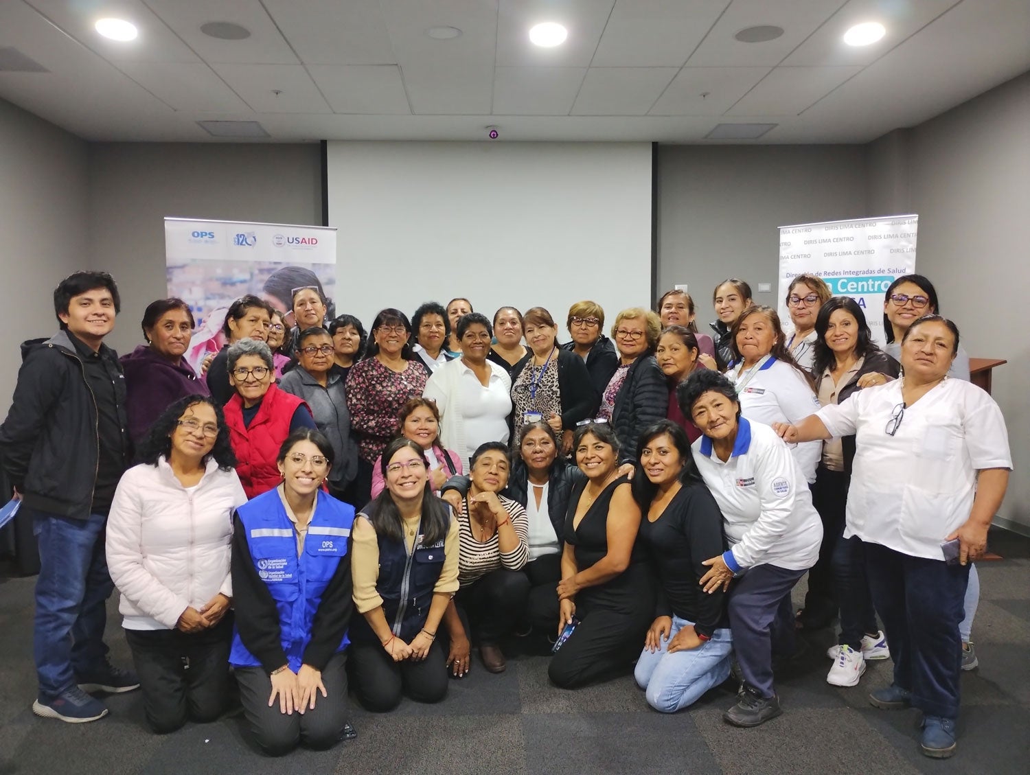 Agentes Comunitarios de Salud de la jurisdicción Lima Centro participantes del taller junto con la Lic. Evelyn Mejía del equipo técnico de Promoción de la Salud de la DIRIS Lima Centro y la Lic. Adriana Navarro, Consultora Nacional de Gestión de la Información en Apoyo a Proyectos de la OPS. Fuente: OPS Perú.