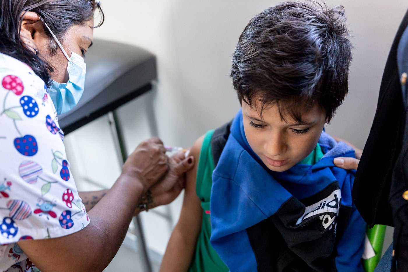 Niño recibe vacunación