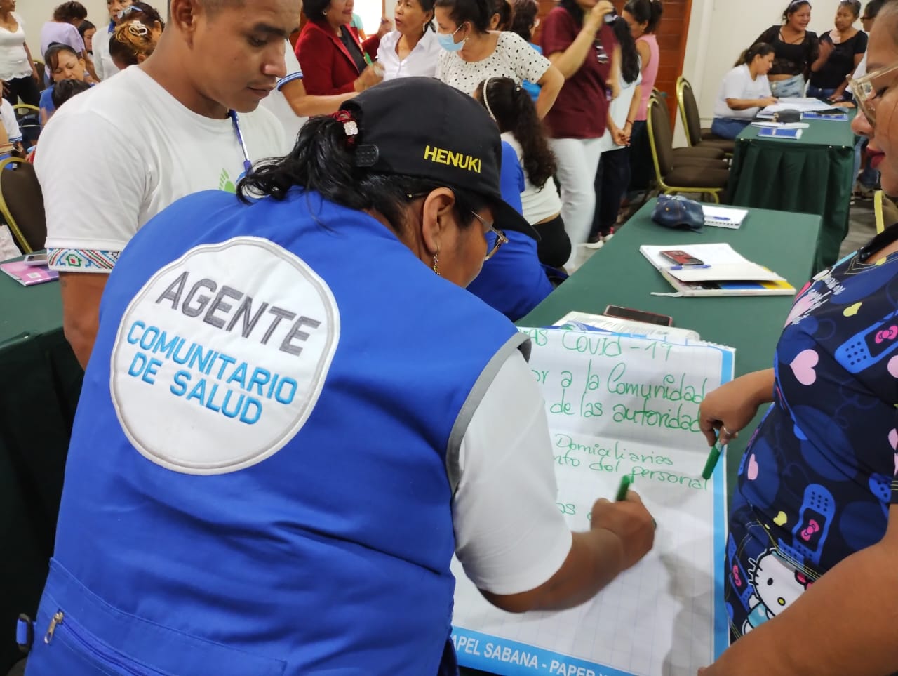 Agentes Comunitarias de Salud participando de la dinámica realizada para diseñar estrategias de comunicación que permitan promover la vacunación contra la COVID-19